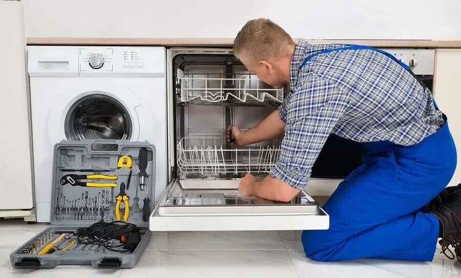 Derince Maytag servisi teknisyen ekibi beyaz eşya tamiri yaparken